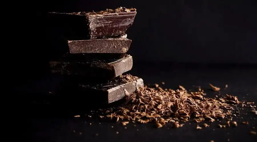 Image de carrés de chocolats empilés
