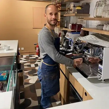 Eric devant la machine à café
