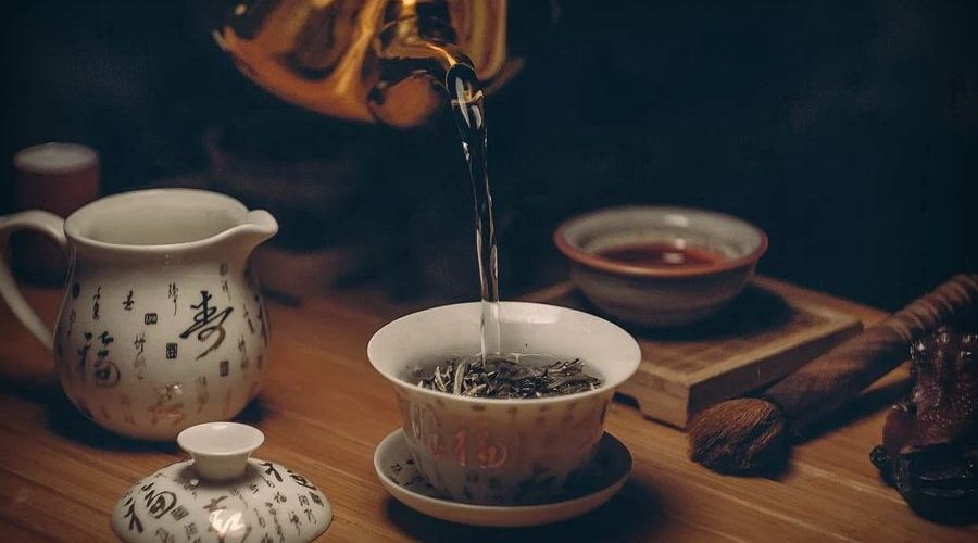 Image d'une tasse de thé qui se remplit